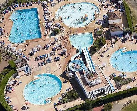 Hébergement de vacances Le Pied D'alouette Maison 8 Personnes, Village Vacances, Au Coeur D'un Golf 18 Trous, Accès Piscines Gratuit